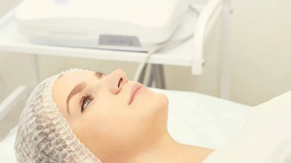 Dermatologie Hautpflege Gesichtstherapie. Medical Spa anto Falten Verfahren. Frauen stehen vor einer Verjüngung. Hübsches Mädchen. Rf Kosmetikausrüstung — Stockfoto