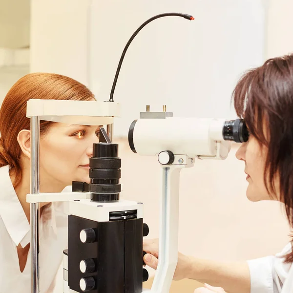 Zkouška oční oftalmolog. Uzdravení zraku. Koncepce kontroly astigmatismu. Oftalmologie na diagnostiku. Dívčí portrét na klinice — Stock fotografie