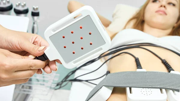 Laser lipo equipment. Cosmetic fat reduce treatment. Woman in medicine salon. Anti cellulite procedure — Stock Photo, Image