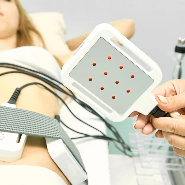 Lazer yağ aldırma ekipmanı. Kozmetik yağ tedaviyi azaltır. Ecza salonundaki kadın. Selülit önleme prosedürü