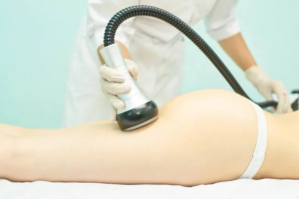 Dispositivo de masaje al vacío. Tratamiento anticelulítico de corrección corporal. Aparato de pérdida de peso. Mujer y médico en el salón de medicina — Foto de Stock