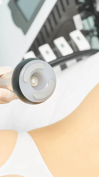 Vacuüm massage apparaat. Anti cellulitis lichaam correctie behandeling. Apparatuur voor gewichtsverlies. Vrouw en arts in de medicijnsalon — Stockfoto