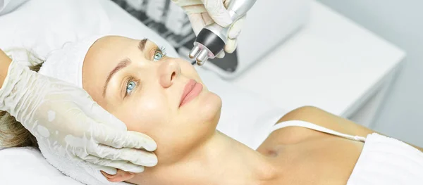 Dermatologia cuidados com a pele terapia facial. Médico spa anto rugas procedimento. Mulher enfrenta rejuvenescimento. Menina bonita. Equipamento cosmético Rf — Fotografia de Stock