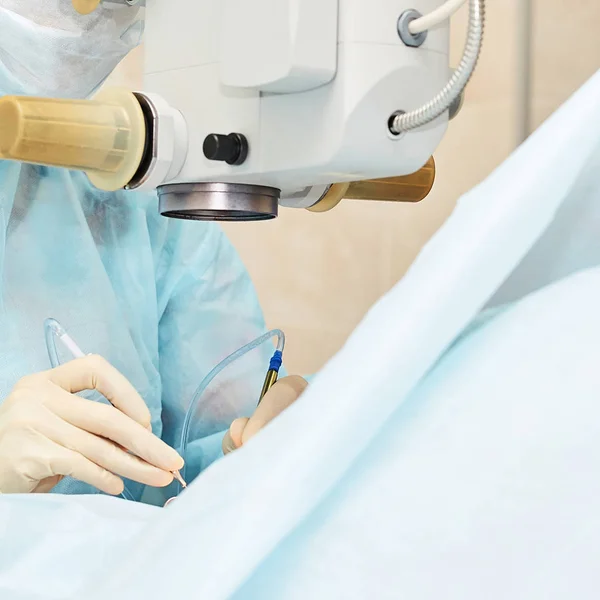 Oftalmologi laser Mikroskop drift. Läkare i kliniken. Pati — Stockfoto