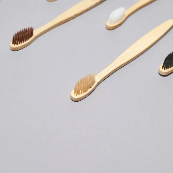 Conjunto de escovas de dentes de bambu. Cor diferente — Fotografia de Stock