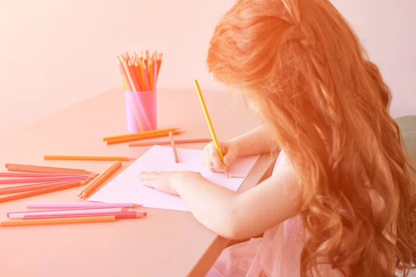 Little girl drawing. Closed Locking Exercise. Homemade routine. School lessons — Stock Photo, Image