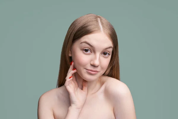 Retrato de estudio de mujer bonita joven. Concepto de cosmetología — Foto de Stock