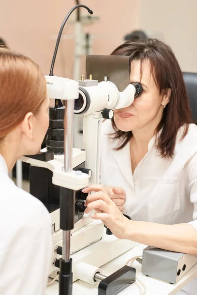 Oftalmologista médico em laboratório de óptica exame com paciente do sexo feminino . — Fotografia de Stock