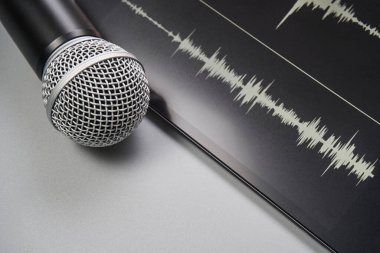 Podcast kaydı. Mikrofon ve ses kaydı. Gri monokrom