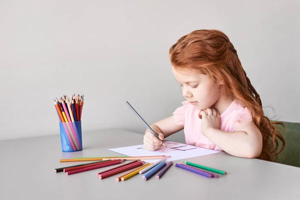 Desenho de menina. Exercício de bloqueio fechado. Uma rotina caseira. Aulas escolares — Fotografia de Stock