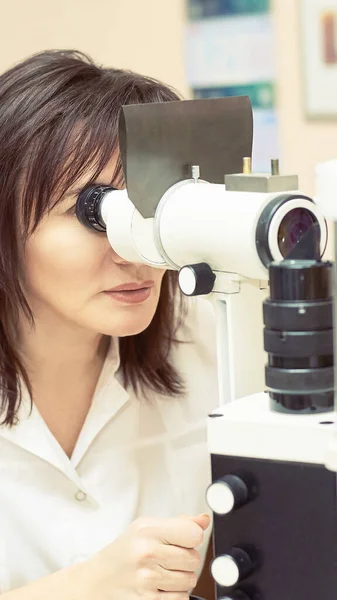 Oftalmólogo médico en laboratorio óptico examen con paciente femenino. Cuidado ocular — Foto de Stock