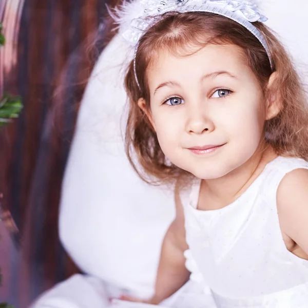 Klein schattig meisje in de aanbieding portret. Fotografie van luxe vrouwelijk kind. Blij — Stockfoto