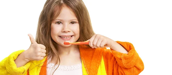 Cuidados dentários menina jovem. Criança lavar os dentes — Fotografia de Stock