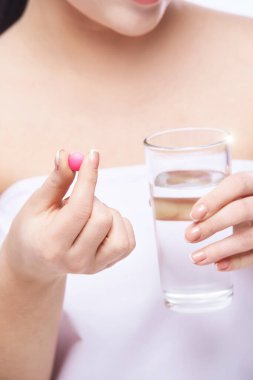 Hap tutan bir kız. Vitamin konsepti. Güzel portre.