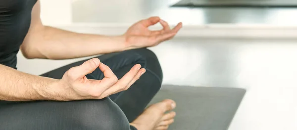 Yoga postura calma. Lotus asana no treino de estúdio. Homem sentado no tapete. Iniciante — Fotografia de Stock