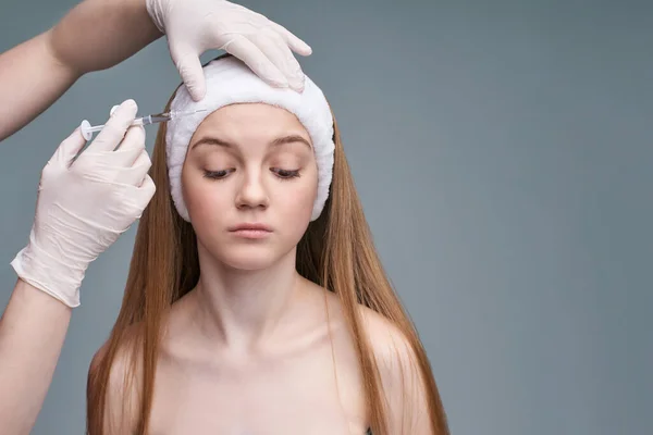 Portretul tinerei femei drăguţe. Conceptul de injecție cosmetică — Fotografie, imagine de stoc