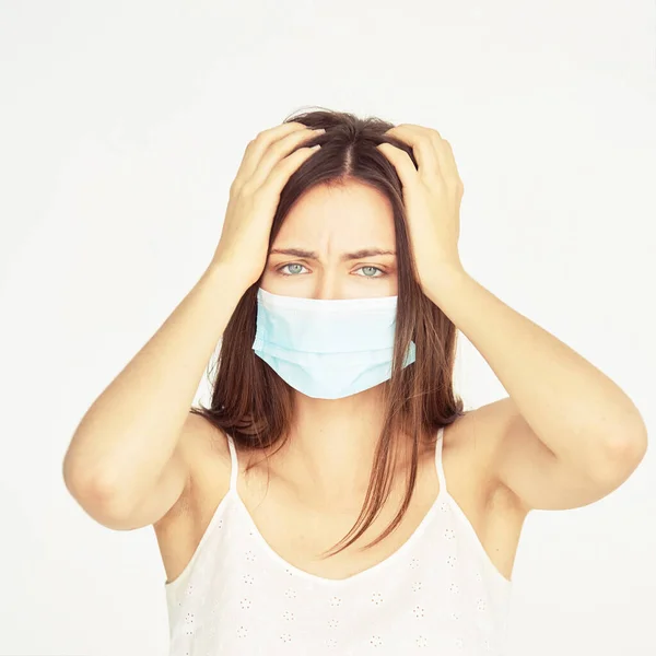 Chica blanca belleza enferma con máscara protectora. Virus de la corona de cuarentena pandémica . — Foto de Stock