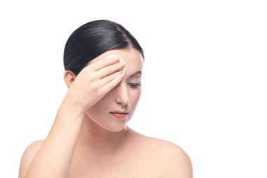 Güzel kız parlatıcıyı çıkarmış. Yüz bakımı. Eşleşen peçeteler