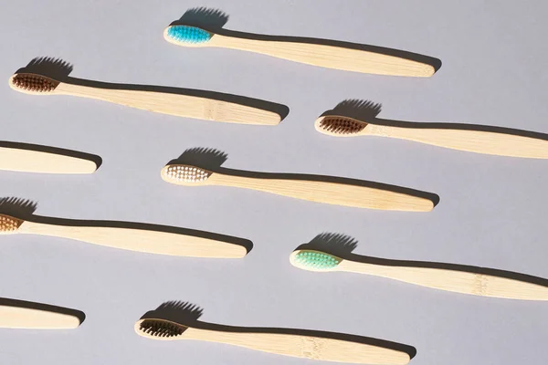 Conjunto de escovas de dentes de bambu. Cor diferente — Fotografia de Stock