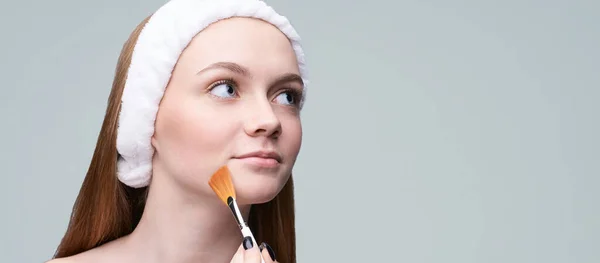 Retrato de estúdio de mulher bonita jovem. Conceito de casca de cosmetologia — Fotografia de Stock