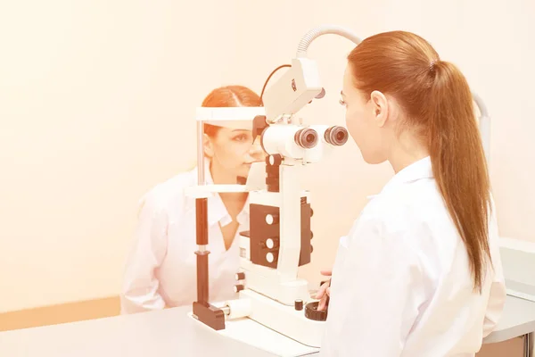 Oogheelkundige arts in onderzoek opticien laboratorium met vrouwelijke patiënt. Oogverzorging — Stockfoto