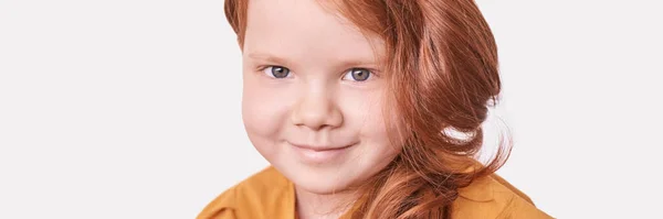 Pelo rojo. Retrato de cabeza de chica. Atractiva mujercita —  Fotos de Stock