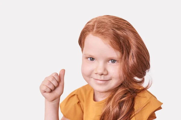 Rood haarmeisje. Duim omhoog gebaar — Stockfoto