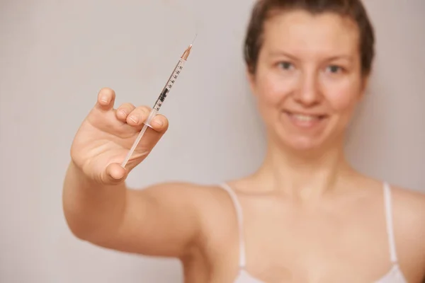 Girl hold insulin injection in hand. Blurred face — Stock Photo, Image