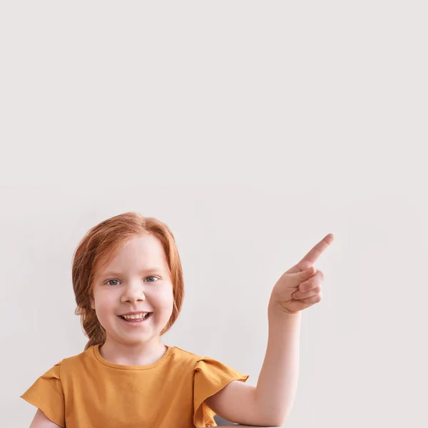 Молодой студент показывает пальцем. Дети начальной школы. — стоковое фото