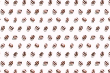 Beyaz arka planda bir sürü kahve çekirdeği. Ayrı tohumlar