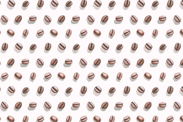 Много кофейных зерен на белом фоне. Изолированные семена — стоковое фото