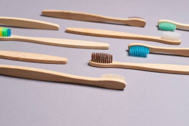 Bambu diş fırçası seti. Farklı renk