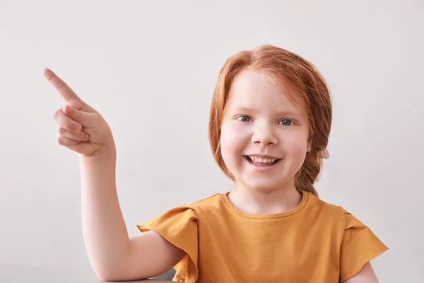 Ganska ung student pekar. Grundskolebarn. — Stockfoto