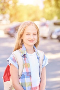 Sırt çantalı genç kız. Yaşam tarzı sınıfa gidiyor.