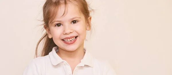 Jong schoonheidsmeisje portret. Kijk naar de camera. Neutrale achtergrond — Stockfoto