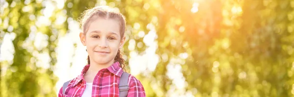 Ung skolflicka med ryggsäck. Livsstil på väg till klassrummet. Utomhus — Stockfoto