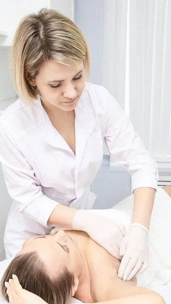 Depilazione depilatoria. Routine della pelle femminile. Cura del corpo — Foto Stock