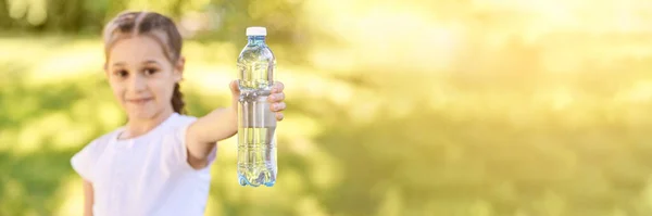 Κοριτσάκι που κρατάει μπουκάλι με νερό. Εξωτερική εκπαίδευση. Διψασμένος — Φωτογραφία Αρχείου