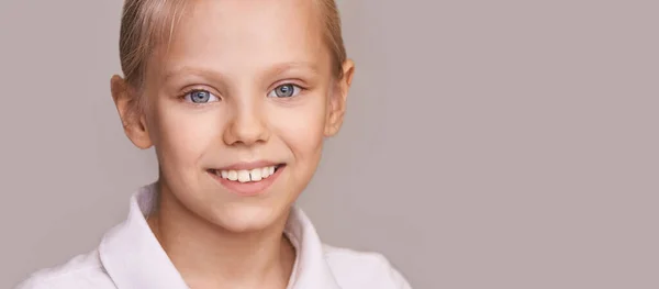 Retrato jovem menina beleza. Olha para a câmara. Fundo neutro — Fotografia de Stock