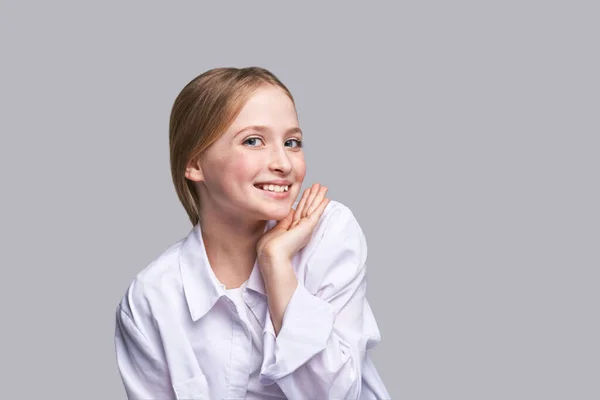 Retrato de chica de belleza. Jovencita. Mano cerca de Nead. Concepto de masaje facial — Foto de Stock