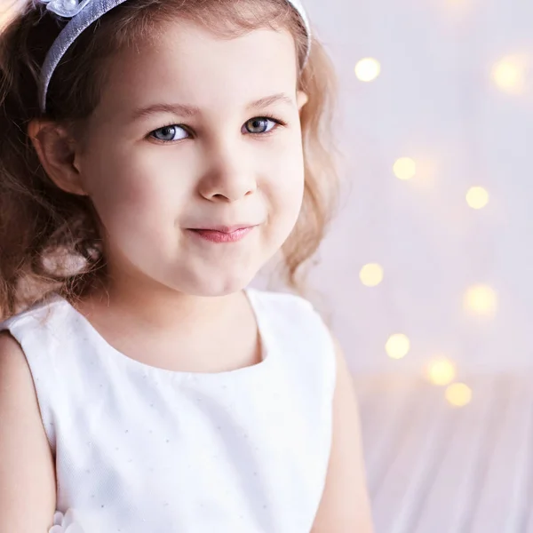 En söt liten flicka som säljer porträtt. Fotografering av lyxigt kvinnligt barn. Lycklig — Stockfoto