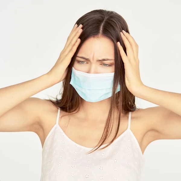 Chica blanca belleza enferma con máscara protectora. Coronavirus de cuarentena pandémica — Foto de Stock