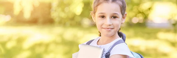 Ung skolflicka med ryggsäck. Livsstil på väg till klassrummet. Utomhus — Stockfoto