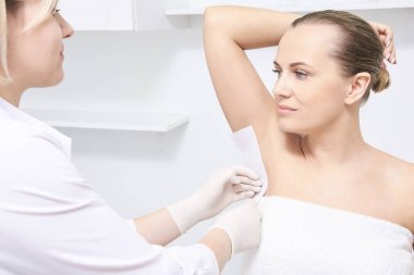 Kıl dökülmesi var. Kadın derisi rutini. Vücut Bakımı