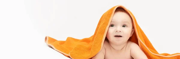 Schattige kleine baby. Onder de badhanddoek. Gelukkig kinderportret. Witte achtergrond — Stockfoto