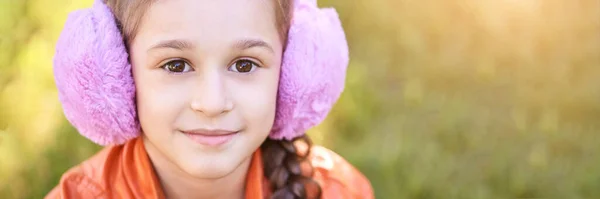 Funny young girl at park. Finish lockdown. Smile person — Stock Photo, Image