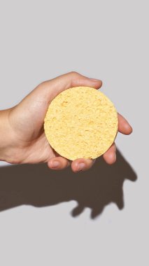 Makyaj yastığını kaldır. Sarı kozmetoloji cilt bakımı