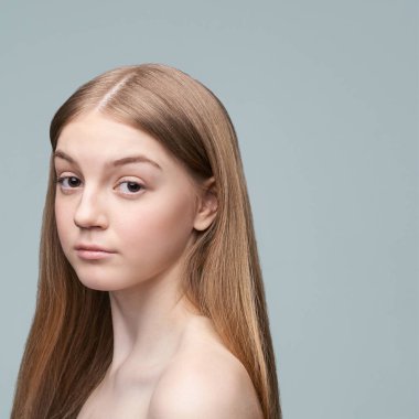 Genç, güzel bir stüdyo resmi. Kozmetoloji kavramı