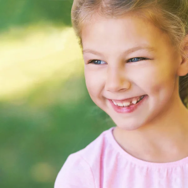 美しい少女が笑っている。家の外の公園。広告写真 — ストック写真