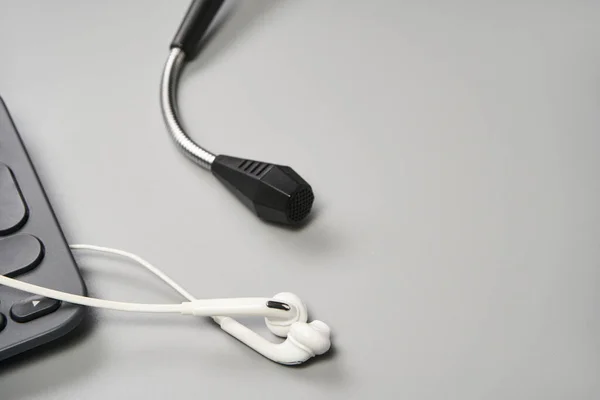 Podcast record. Microphone and white headphone. Grey monochrome — Stock Photo, Image